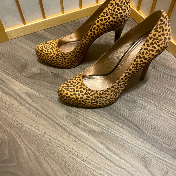 BCBG Leopard pony hair pump with 4 1/2 to 5 inch heel and 1 inch platform - Picture 2 of 6